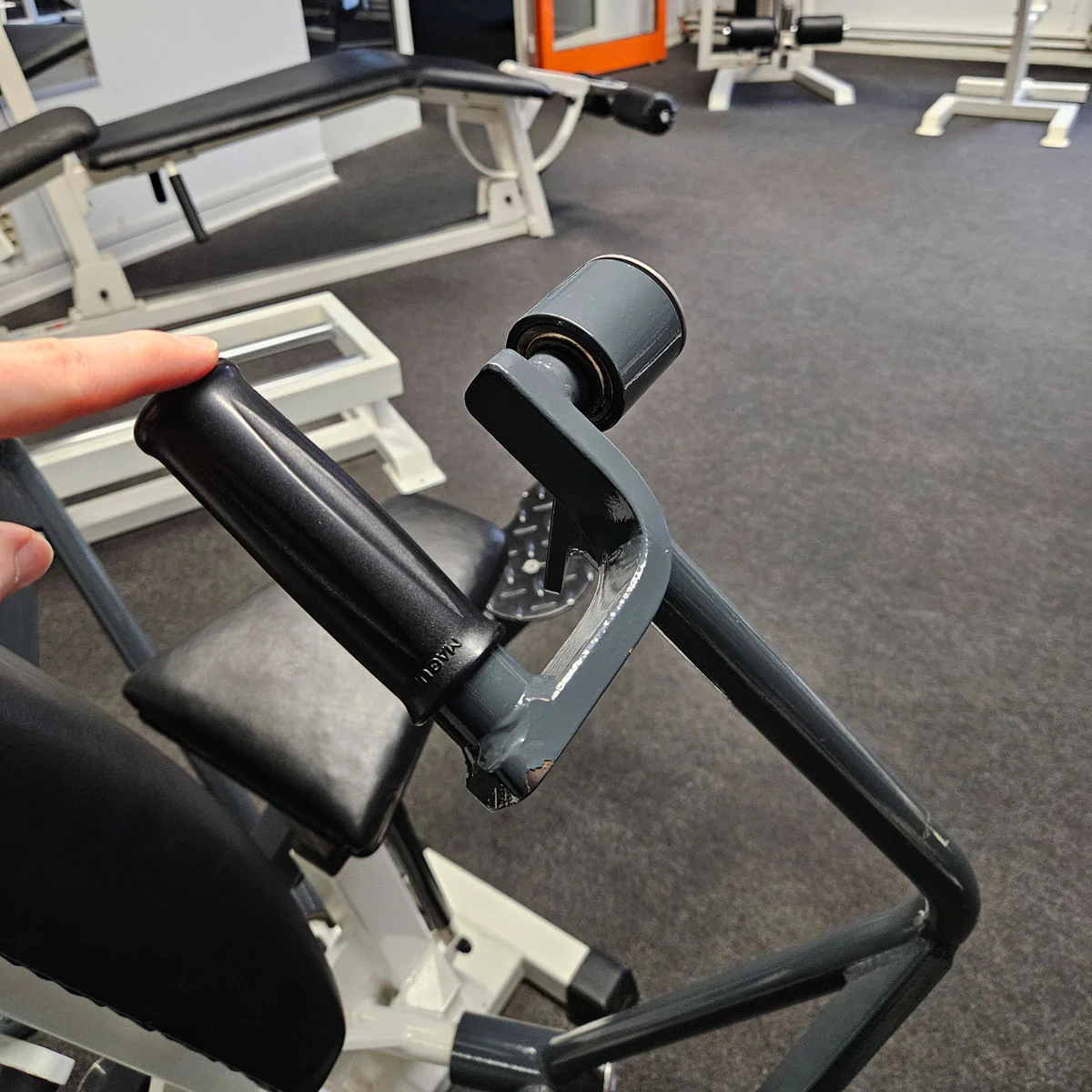 Künzler Bankdrückmaschine Bilateral, Chestpress, Brustpresse, Einstiegshilfe, 100kg Gewichtsblock, Oldschool Bodybuilding Kraftgerät, Rahmenfarbe Weiß, gebraucht und geprüft mit kleinen Gebrauchsspuren - Image 7