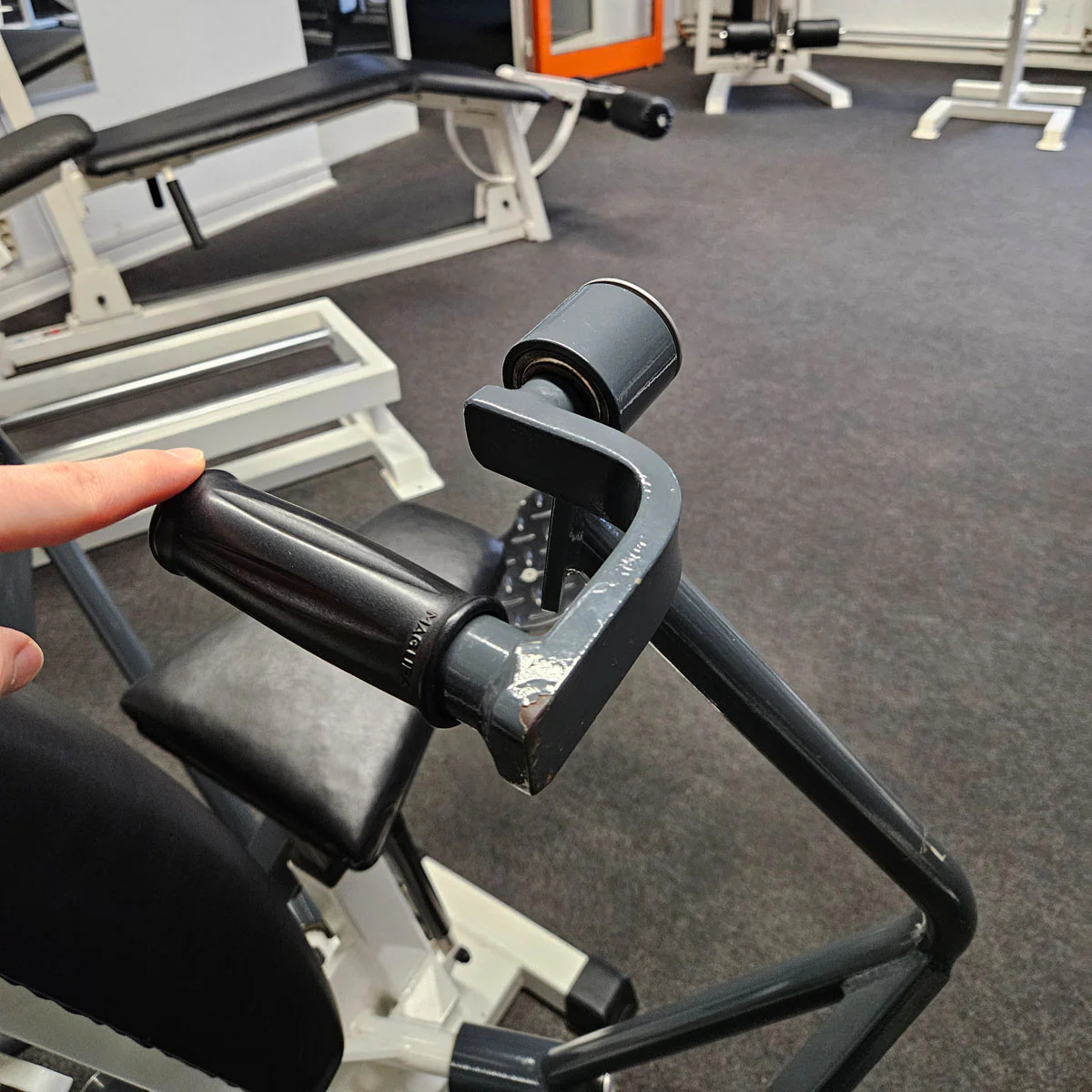 Künzler Bankdrückmaschine Bilateral, Chestpress, Brustpresse, Einstiegshilfe, 100kg Gewichtsblock, Oldschool Bodybuilding Kraftgerät, Rahmenfarbe Weiß, gebraucht und geprüft mit kleinen Gebrauchsspuren - Image 8