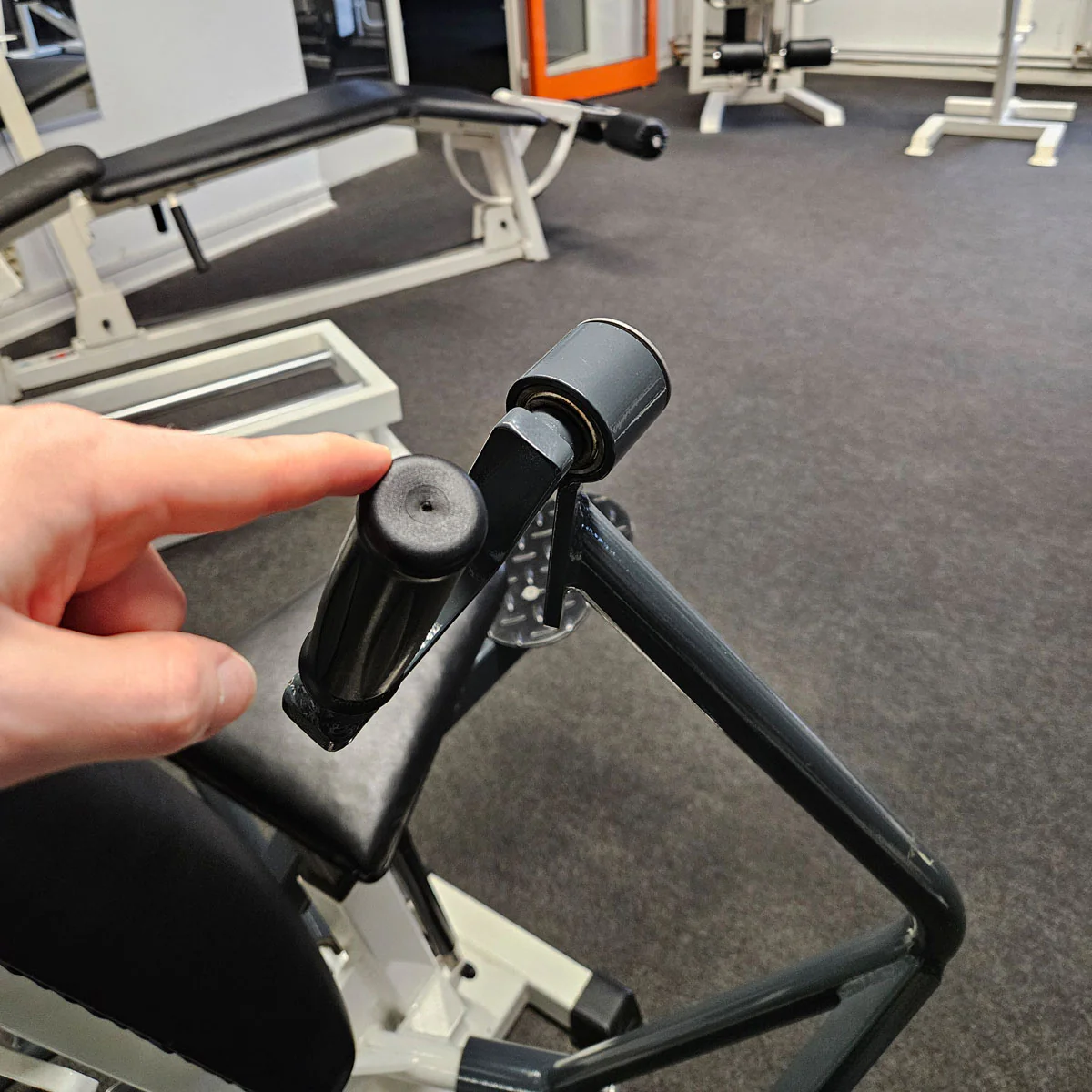 Künzler Bankdrückmaschine Bilateral, Chestpress, Brustpresse, Einstiegshilfe, 100kg Gewichtsblock, Oldschool Bodybuilding Kraftgerät, Rahmenfarbe Weiß, gebraucht und geprüft mit kleinen Gebrauchsspuren - Image 9