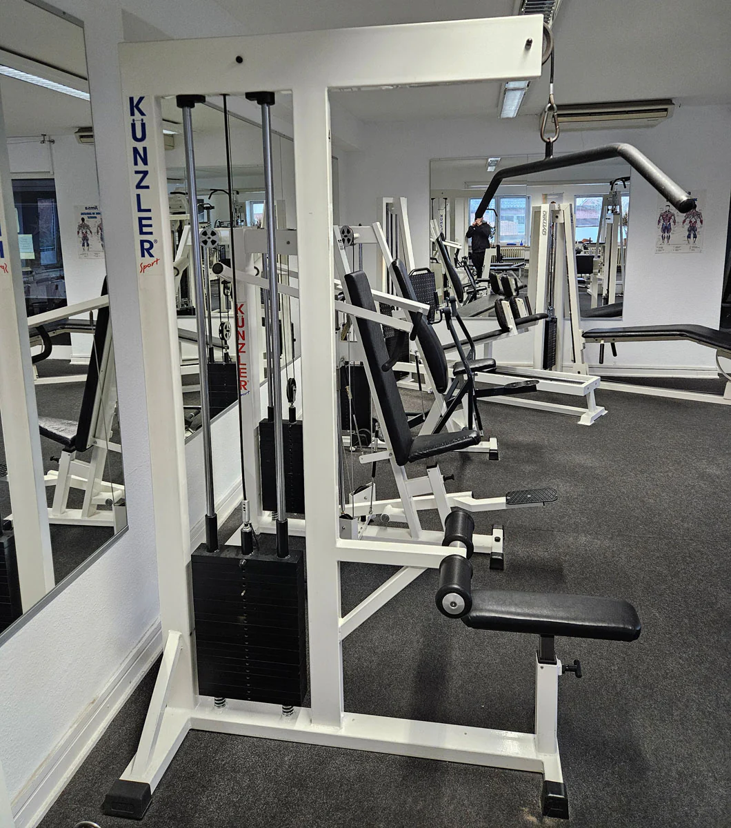 Künzler Latzug von Oben mit Karabiner, Pulldown, Oldschool Bodybuilding Kraftgerät, Rahmenfarbe Weiß, gebraucht und geprüft mit Gebrauchsspuren - Image 2