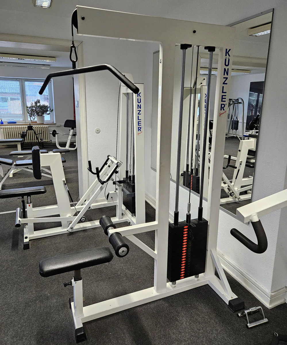 Künzler Latzug von Oben mit Karabiner, Pulldown, Oldschool Bodybuilding Kraftgerät, Rahmenfarbe Weiß, gebraucht und geprüft mit Gebrauchsspuren - Image 3