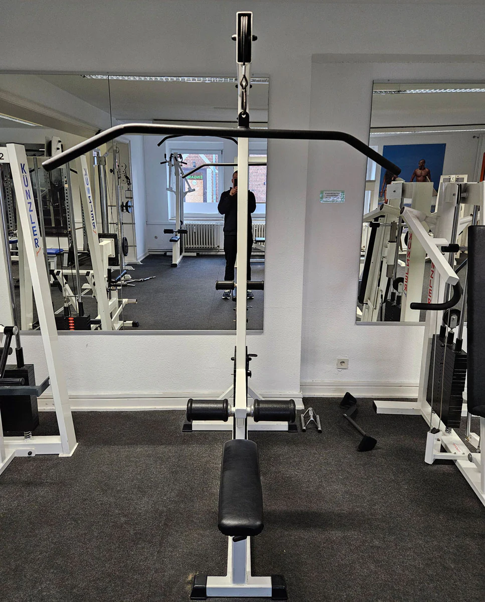 Künzler Latzug von Oben mit Karabiner, Pulldown, Oldschool Bodybuilding Kraftgerät, Rahmenfarbe Weiß, gebraucht und geprüft mit Gebrauchsspuren - Image 4
