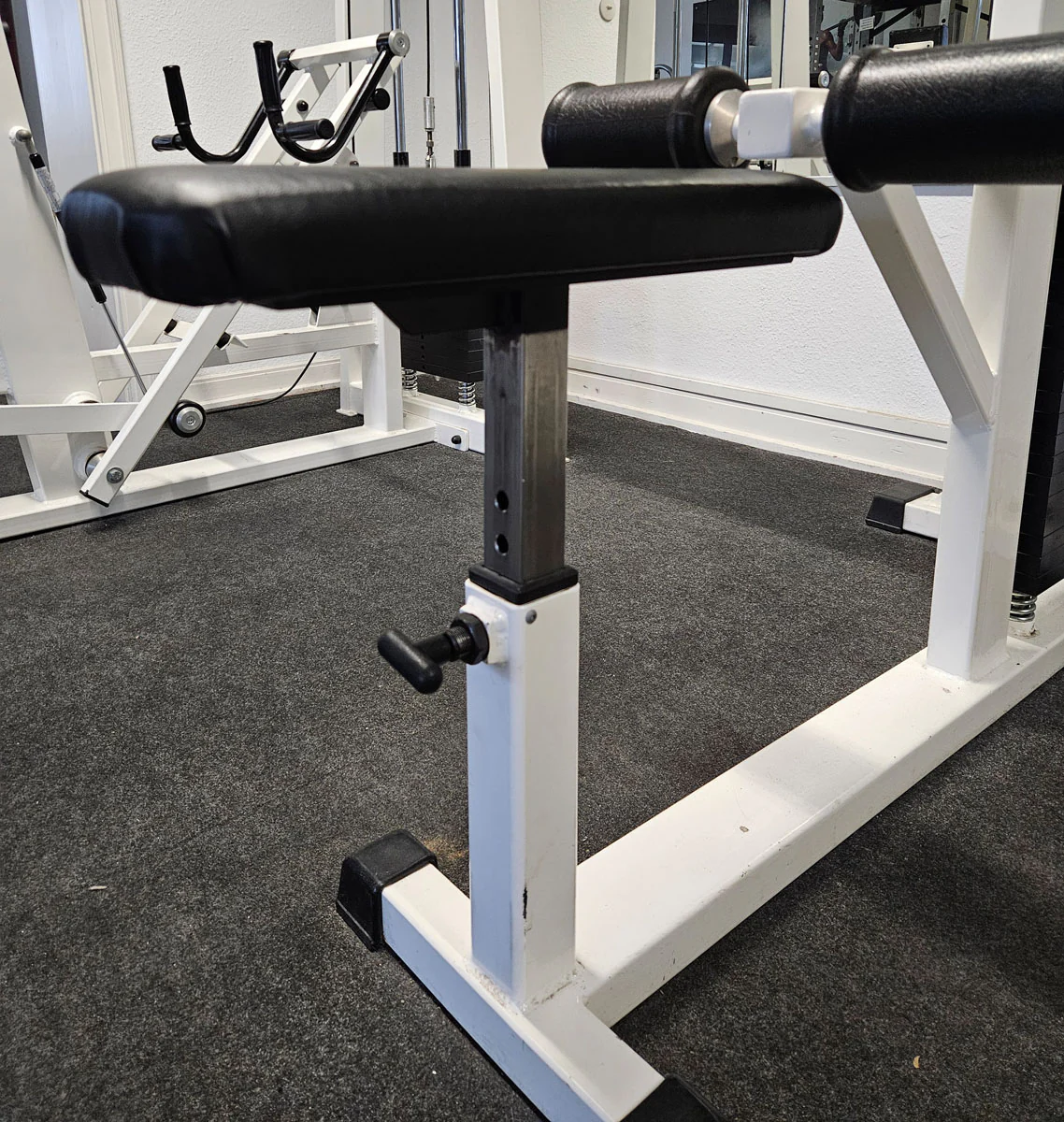 Künzler Latzug von Oben mit Karabiner, Pulldown, Oldschool Bodybuilding Kraftgerät, Rahmenfarbe Weiß, gebraucht und geprüft mit Gebrauchsspuren - Image 5