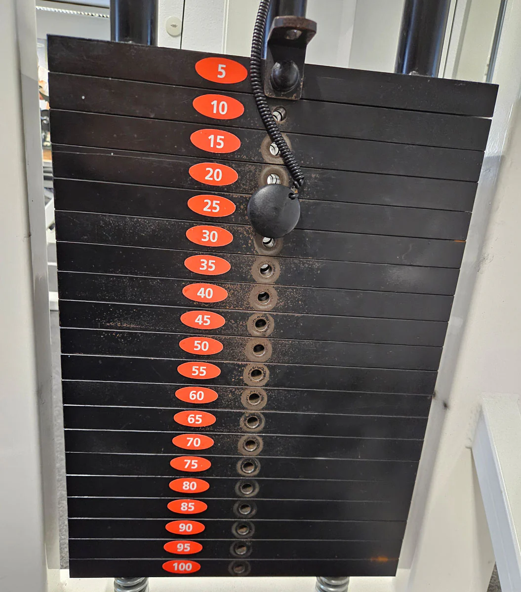 Künzler Latzug von Oben mit Karabiner, Pulldown, Oldschool Bodybuilding Kraftgerät, Rahmenfarbe Weiß, gebraucht und geprüft mit Gebrauchsspuren - Image 6