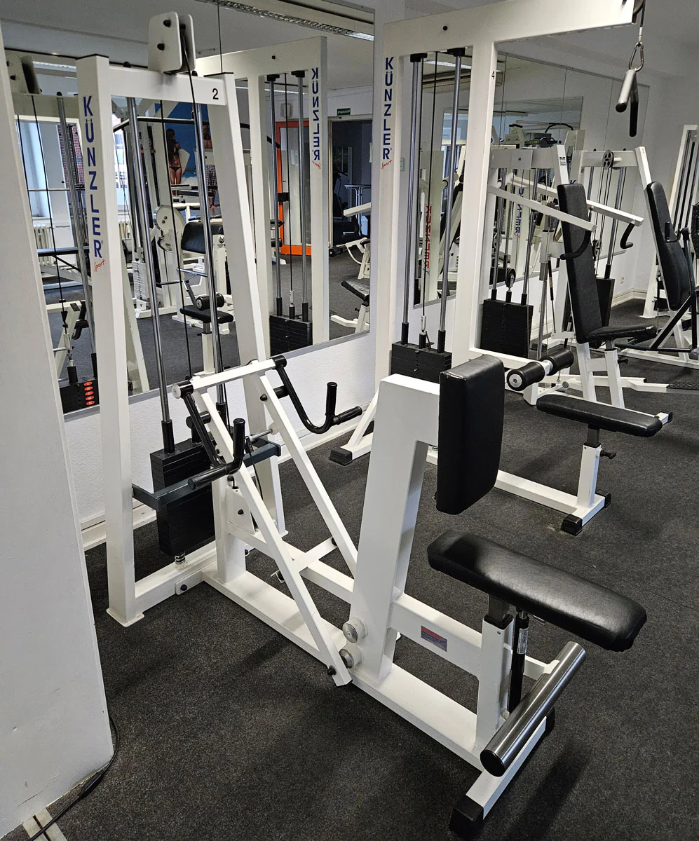 Künzler Rudern mit Bruststütze und Einstiegshilfe, Row, Lat-Rudern, Oldschool Bodybuilding Kraftgerät, Rahmenfarbe Weiß, gebraucht und geprüft mit Gebrauchsspuren - Image 3