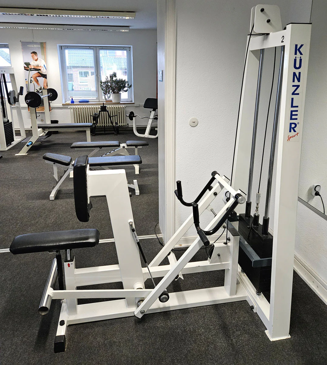 Künzler Rudern mit Bruststütze und Einstiegshilfe, Row, Lat-Rudern, Oldschool Bodybuilding Kraftgerät, Rahmenfarbe Weiß, gebraucht und geprüft mit Gebrauchsspuren - Image 4