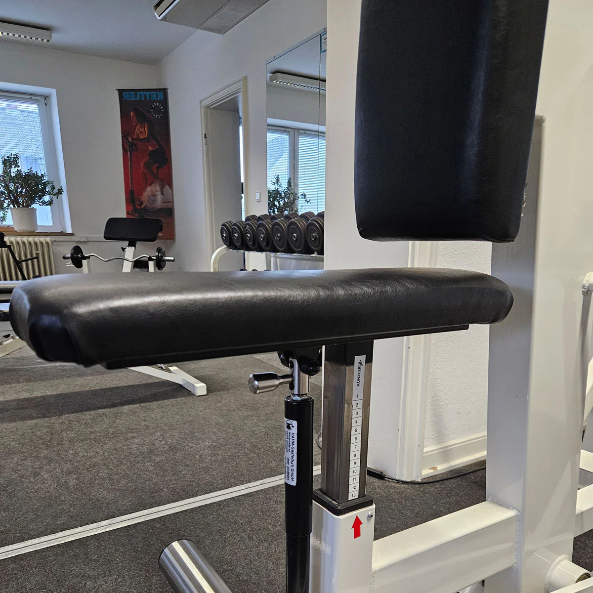 Künzler Rudern mit Bruststütze und Einstiegshilfe, Row, Lat-Rudern, Oldschool Bodybuilding Kraftgerät, Rahmenfarbe Weiß, gebraucht und geprüft mit Gebrauchsspuren - Image 6