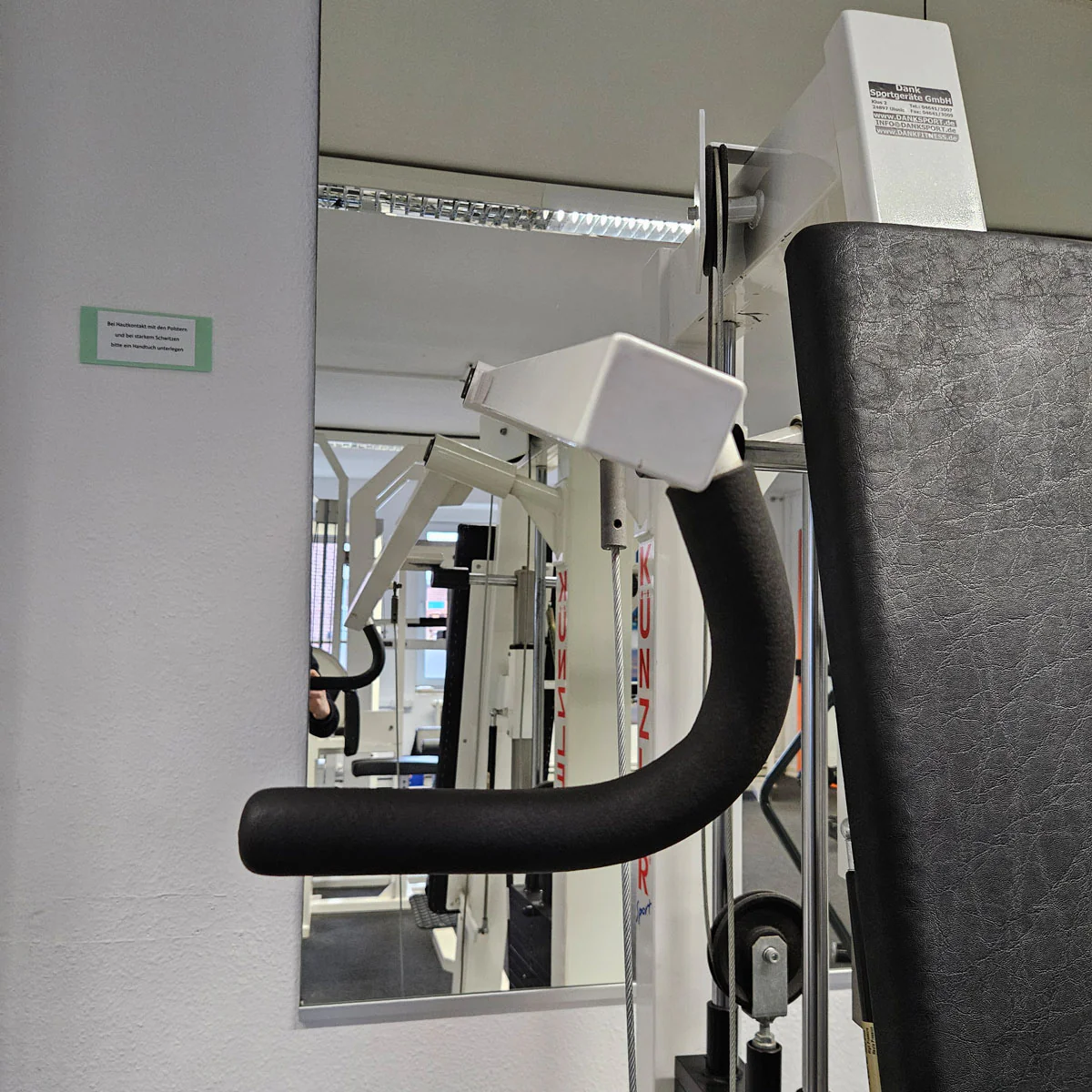 Künzler Schulterpresse Bilateral, Overheadpress, Shoulder Press, Einstiegshilfe, Oldschool Bodybuilding Kraftgerät, Rahmenfarbe Weiß, gebraucht und geprüft mit Gebrauchsspuren - Image 11