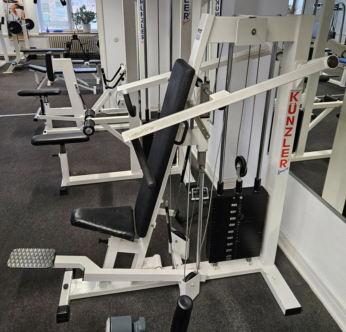 Künzler Schulterpresse Bilateral, Overheadpress, Shoulder Press, Einstiegshilfe, Oldschool Bodybuilding Kraftgerät, Rahmenfarbe Weiß, gebraucht und geprüft mit Gebrauchsspuren - Image 5