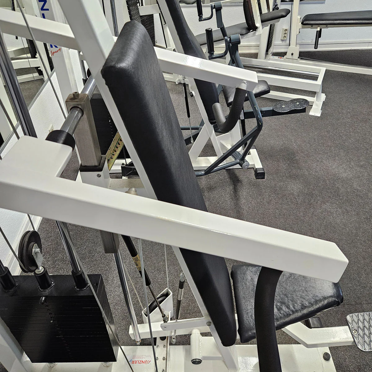 Künzler Schulterpresse Bilateral, Overheadpress, Shoulder Press, Einstiegshilfe, Oldschool Bodybuilding Kraftgerät, Rahmenfarbe Weiß, gebraucht und geprüft mit Gebrauchsspuren - Image 6