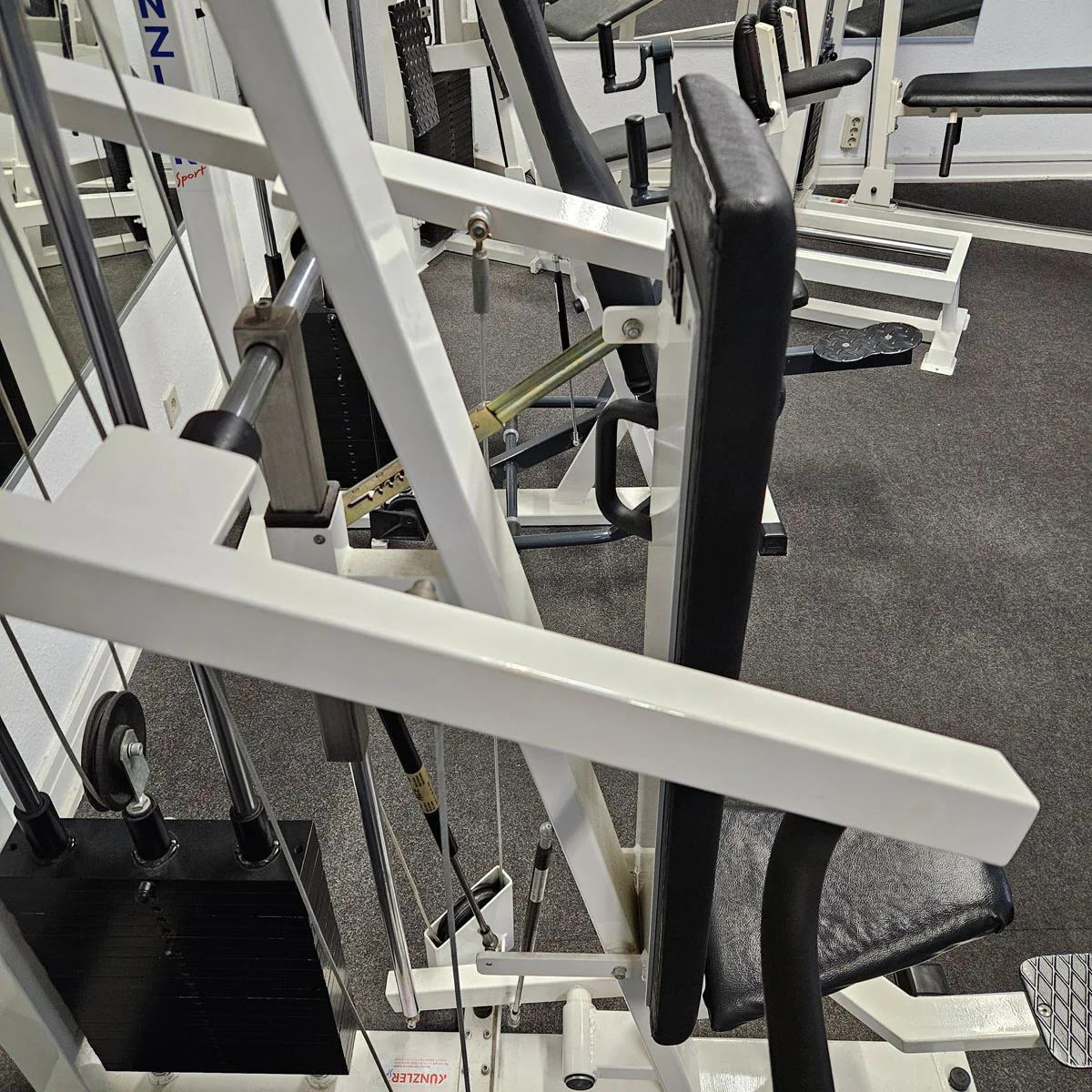 Künzler Schulterpresse Bilateral, Overheadpress, Shoulder Press, Einstiegshilfe, Oldschool Bodybuilding Kraftgerät, Rahmenfarbe Weiß, gebraucht und geprüft mit Gebrauchsspuren - Image 7