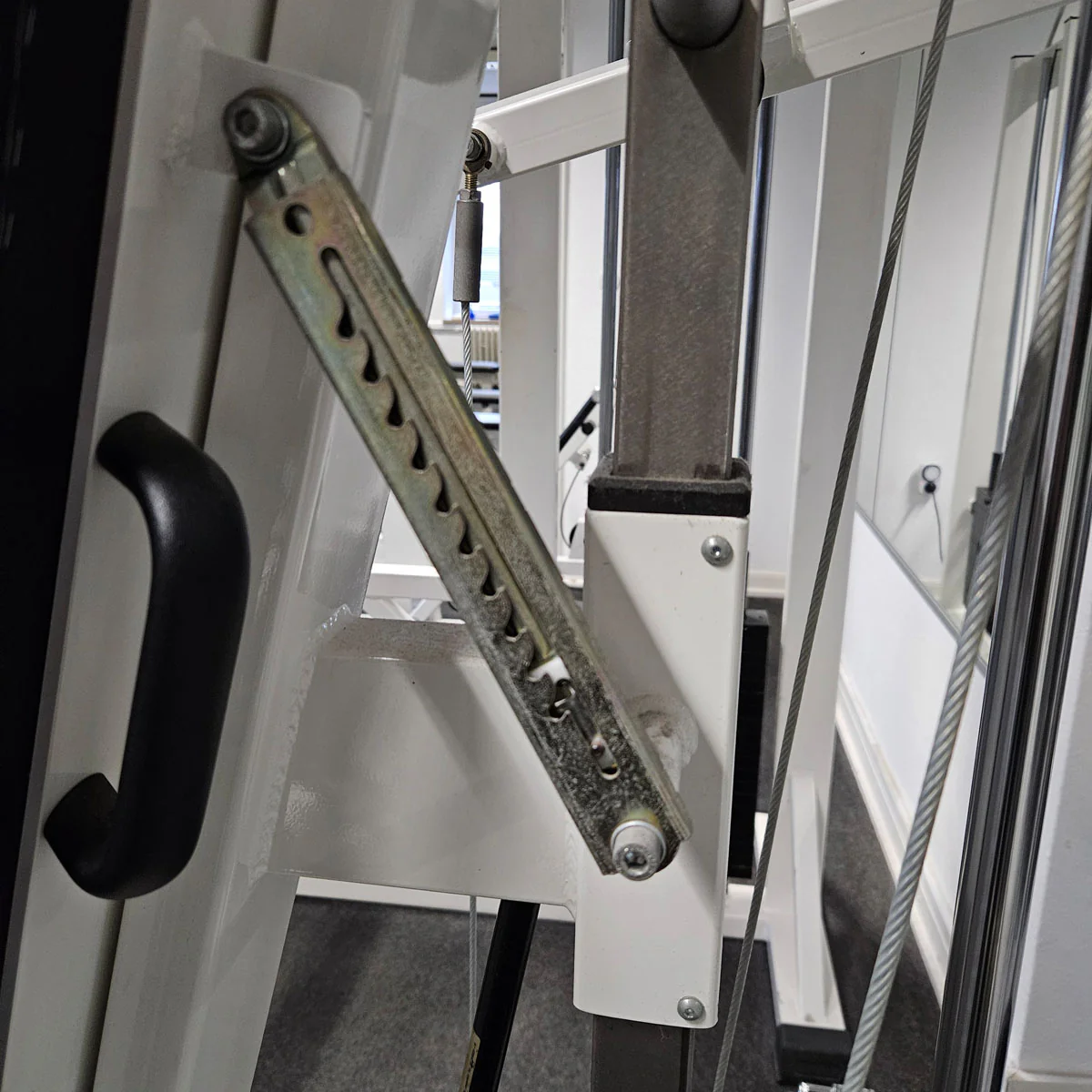 Künzler Schulterpresse Bilateral, Overheadpress, Shoulder Press, Einstiegshilfe, Oldschool Bodybuilding Kraftgerät, Rahmenfarbe Weiß, gebraucht und geprüft mit Gebrauchsspuren - Image 8