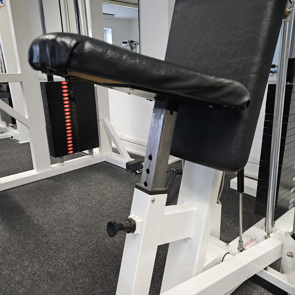 Künzler Schulterpresse Bilateral, Overheadpress, Shoulder Press, Einstiegshilfe, Oldschool Bodybuilding Kraftgerät, Rahmenfarbe Weiß, gebraucht und geprüft mit Gebrauchsspuren - Image 9