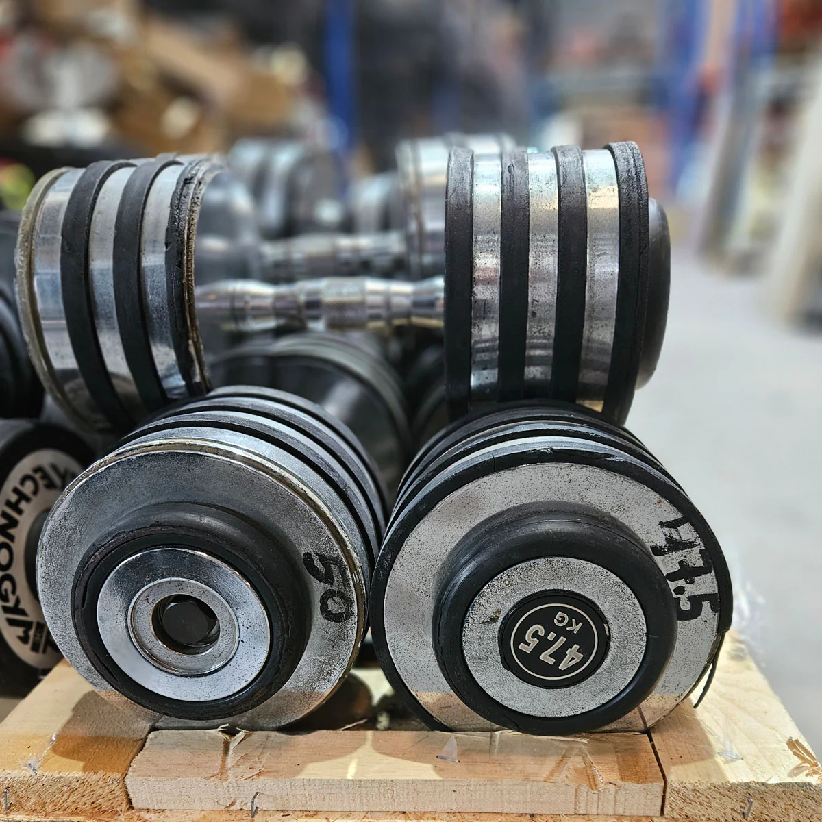 Kurzhantelsatz aus Guss bzw Chrom von 40 bis 50kg in 2,5kg Stufen ( 5 Paare ) Oldschool, gebraucht - mit Gebrauchsspuren - Image 5