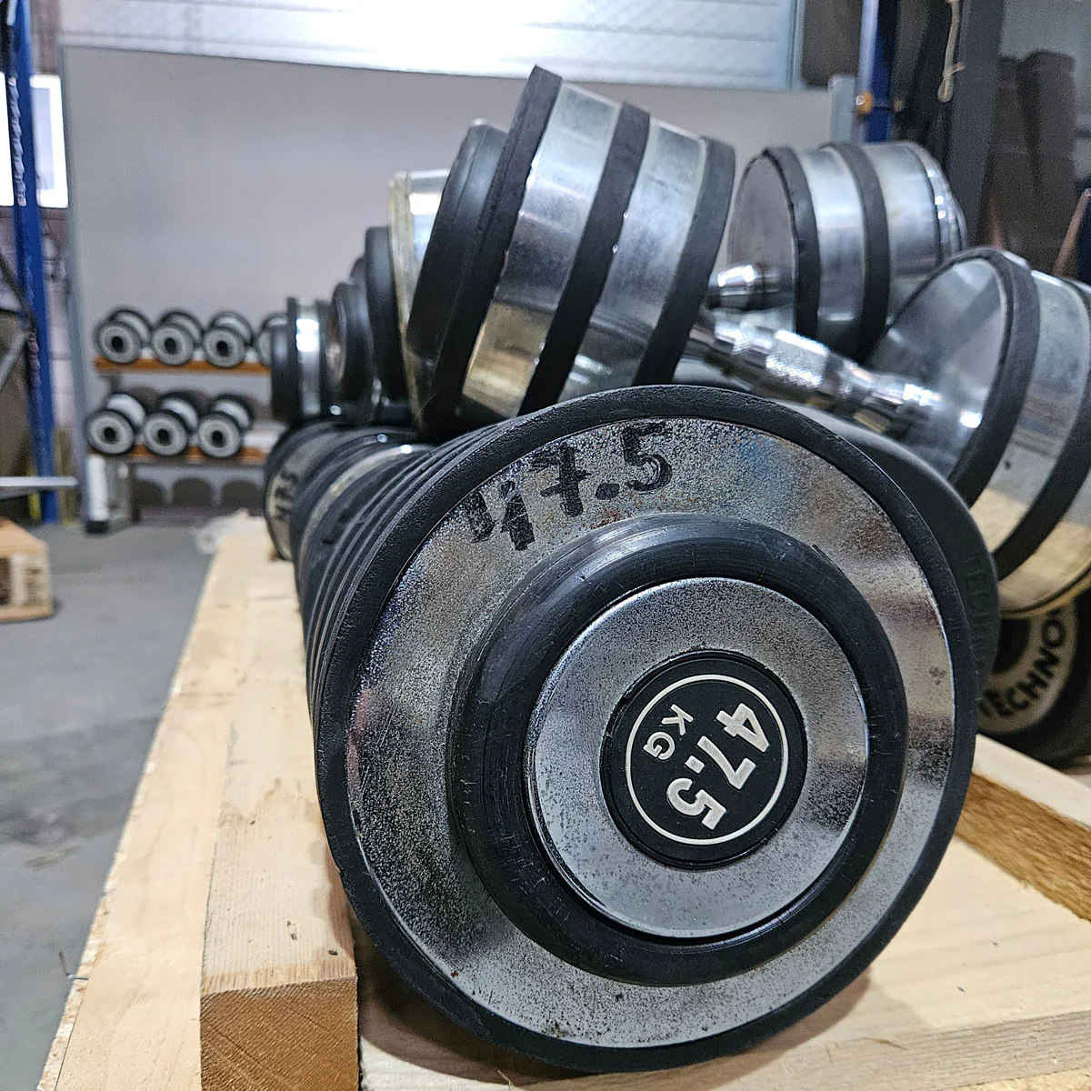 Kurzhantelsatz aus Guss bzw Chrom von 40 bis 50kg in 2,5kg Stufen ( 5 Paare ) Oldschool, gebraucht - mit Gebrauchsspuren - Image 8