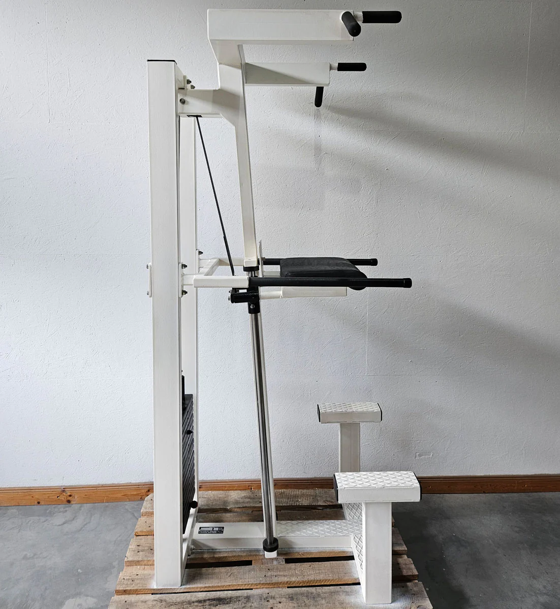L+K Dip-Klimmzugmaschine mit Gewichtsunterstützung, Dip-Chin, Oldschool, Rahmen Weiß, gebraucht mit Gebrauchsspuren - Image 4