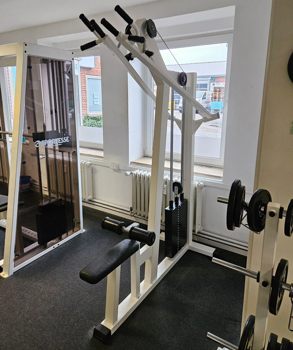 Latzug Bilateral, Pulldown, verschiedene Griffmöglichkeiten, Hersteller wahrscheinlich Künzler, Oldschool Bodybuilding Kraftgerät, Rahmenfarbe Weiß, gebraucht und geprüft mit Gebrauchsspuren - Image 3