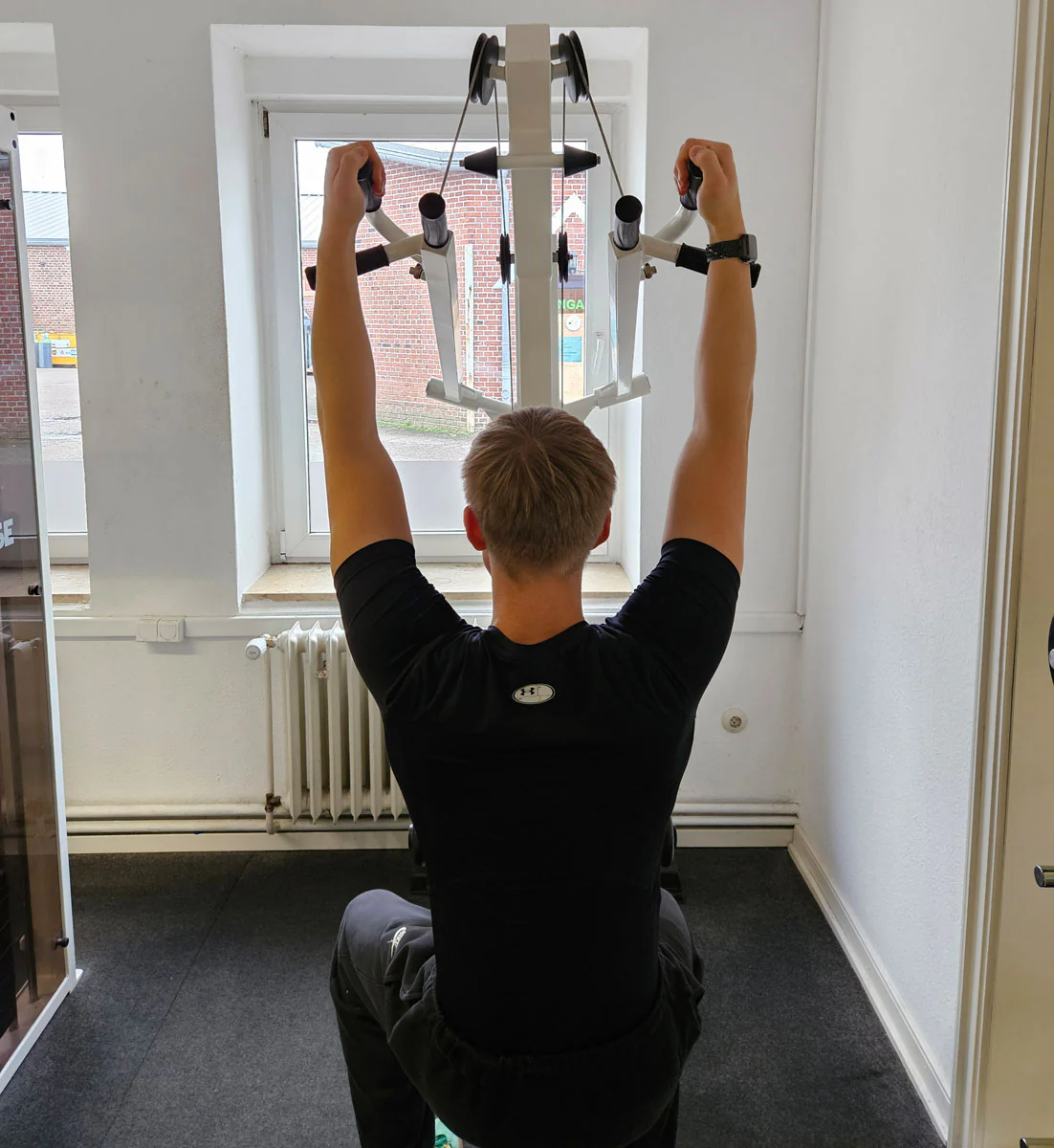 Latzug Bilateral, Pulldown, verschiedene Griffmöglichkeiten, Hersteller wahrscheinlich Künzler, Oldschool Bodybuilding Kraftgerät, Rahmenfarbe Weiß, gebraucht und geprüft mit Gebrauchsspuren - Image 4
