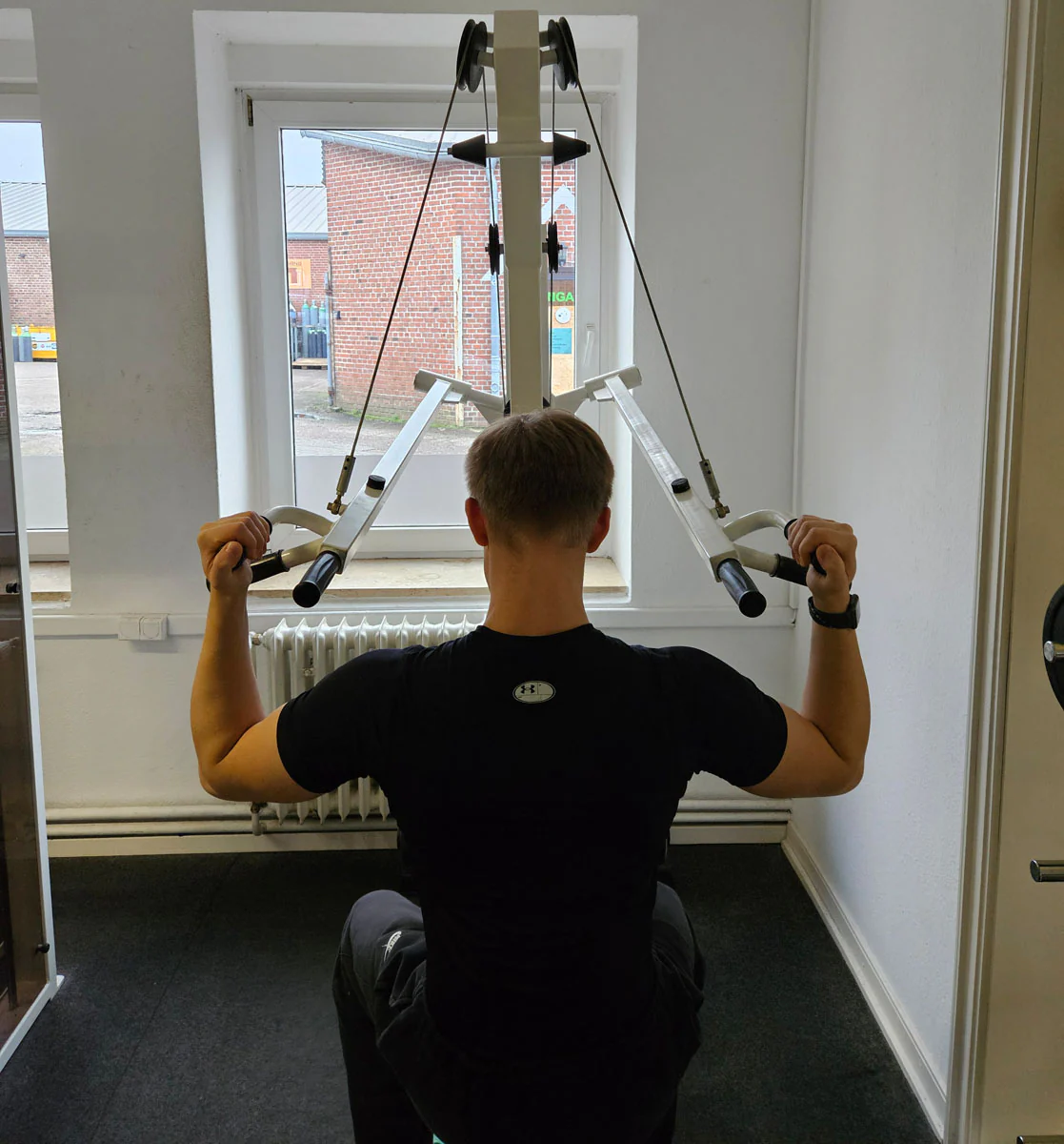 Latzug Bilateral, Pulldown, verschiedene Griffmöglichkeiten, Hersteller wahrscheinlich Künzler, Oldschool Bodybuilding Kraftgerät, Rahmenfarbe Weiß, gebraucht und geprüft mit Gebrauchsspuren - Image 5