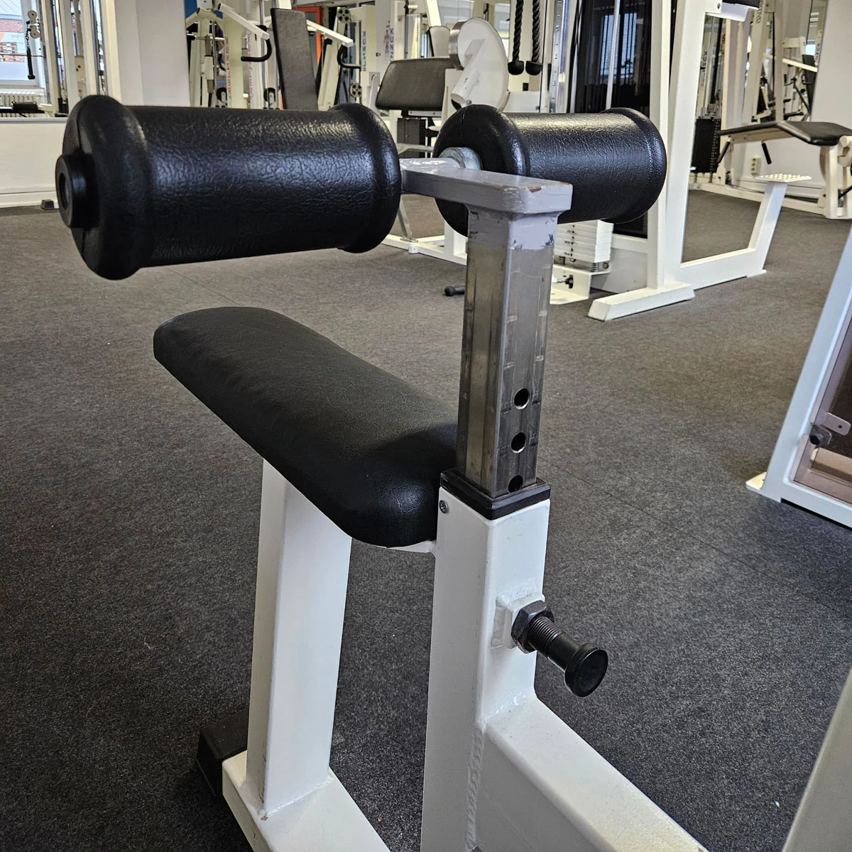 Latzug Bilateral, Pulldown, verschiedene Griffmöglichkeiten, Hersteller wahrscheinlich Künzler, Oldschool Bodybuilding Kraftgerät, Rahmenfarbe Weiß, gebraucht und geprüft mit Gebrauchsspuren - Image 6