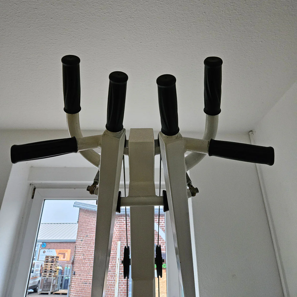 Latzug Bilateral, Pulldown, verschiedene Griffmöglichkeiten, Hersteller wahrscheinlich Künzler, Oldschool Bodybuilding Kraftgerät, Rahmenfarbe Weiß, gebraucht und geprüft mit Gebrauchsspuren - Image 7
