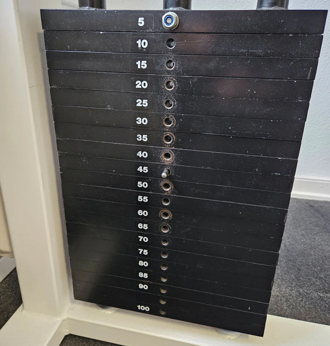 Latzug Bilateral, Pulldown, verschiedene Griffmöglichkeiten, Hersteller wahrscheinlich Künzler, Oldschool Bodybuilding Kraftgerät, Rahmenfarbe Weiß, gebraucht und geprüft mit Gebrauchsspuren - Image 8