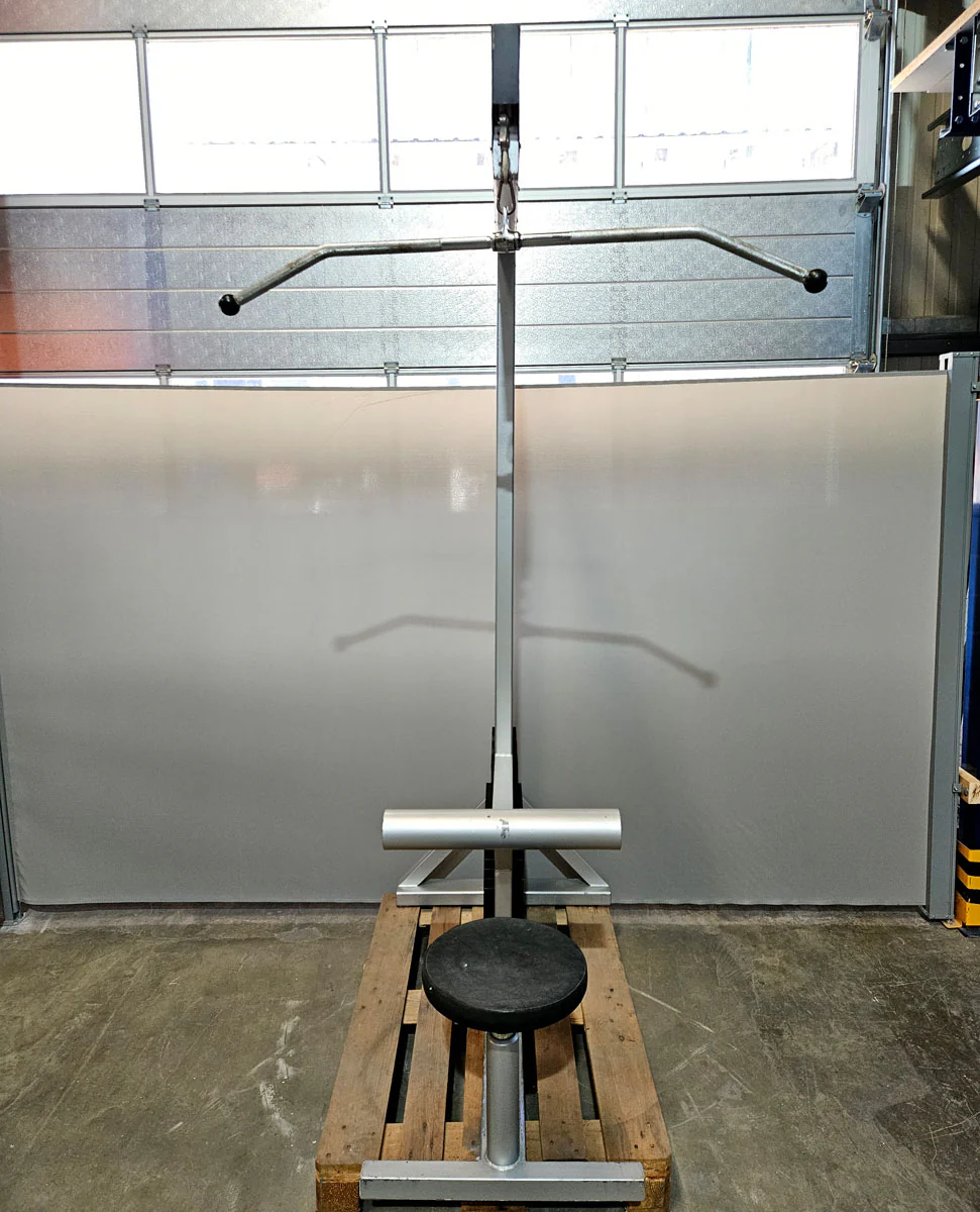 Latzug von Oben mit Karabiner, 140kg Gewichtsblock, Lat Pulldown, Oldschool Bodybuilding, Ähnlich Gym80, Galaxay, Rahmenfarbe Silber, gebraucht mit Gebrauchsspuren - Image 3