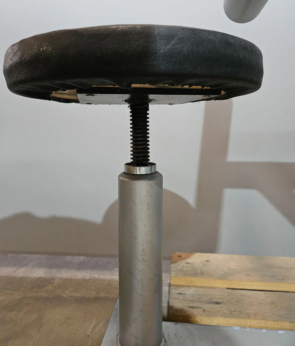 Latzug von Oben mit Karabiner, 140kg Gewichtsblock, Lat Pulldown, Oldschool Bodybuilding, Ähnlich Gym80, Galaxay, Rahmenfarbe Silber, gebraucht mit Gebrauchsspuren - Image 5