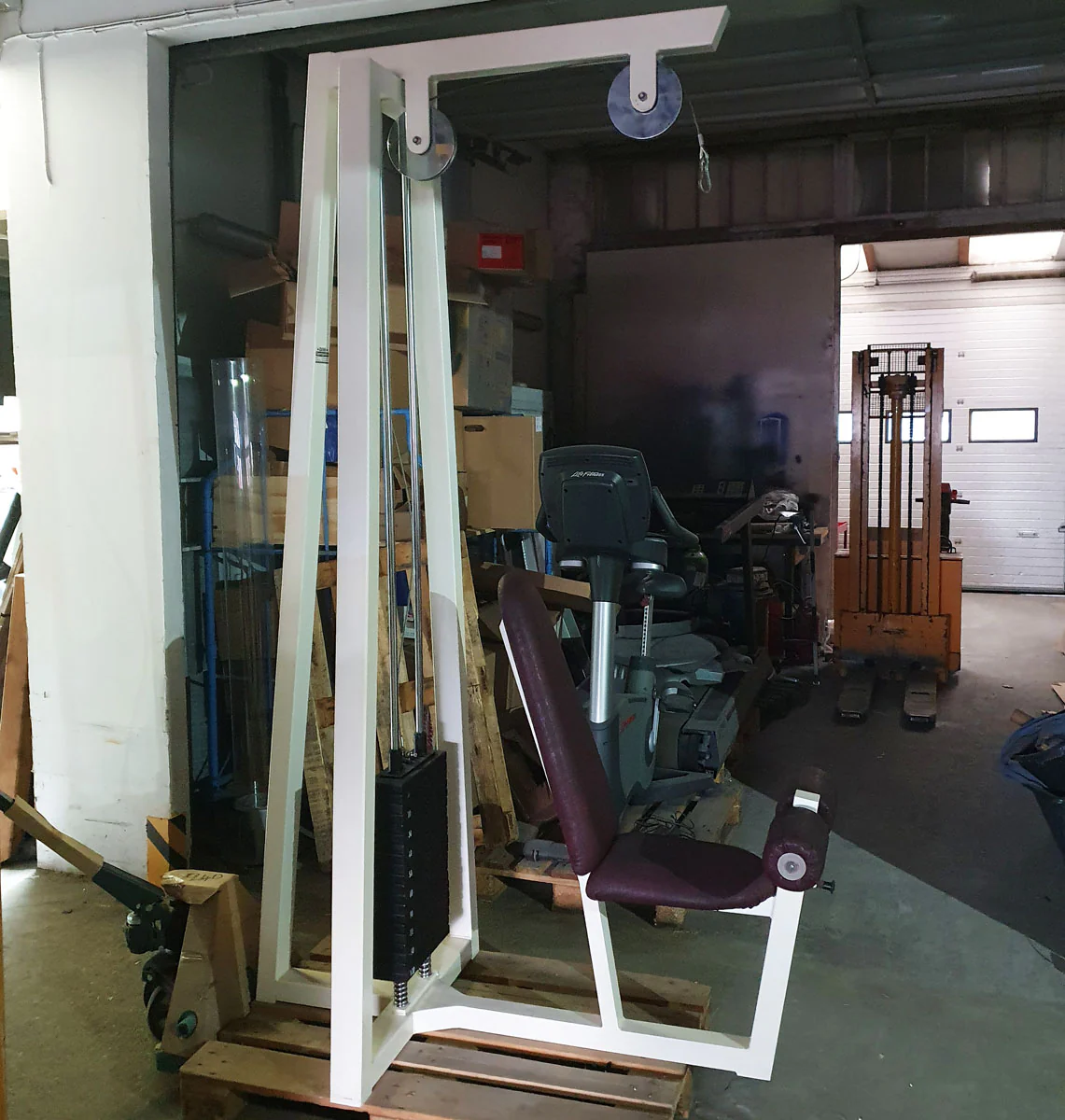 Latzugmaschine von oben, Seilzug Pulldown, Lat Pull, Oldschool Bodybuilding, Rahmenfarbe Weiß, gebraucht mit Gebrauchsspuren - Image 2