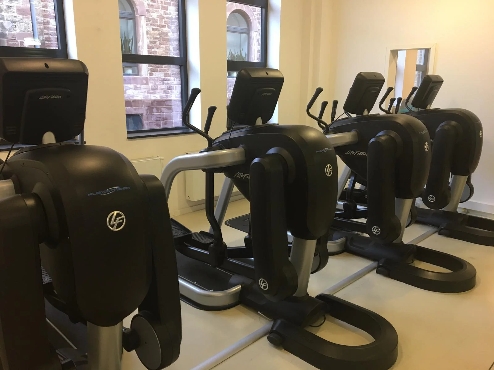 Life Fitness 18 Stk. Cardiogeräte Set, Discover SE Konsolen, Touch, gebraucht - überholter Zustand! - Image 6