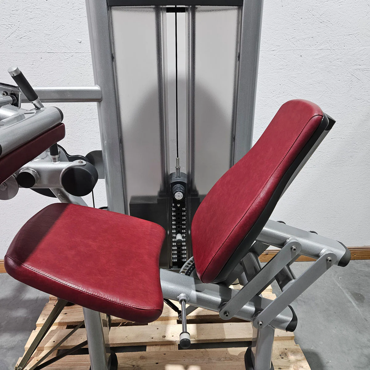Life Fitness Beinbeuger sitzend, Leg Curl, Signature Serie, 135kg Gewichtsblock, Rahmenfarbe Silber, gebraucht - überholter Zustand - Image 10