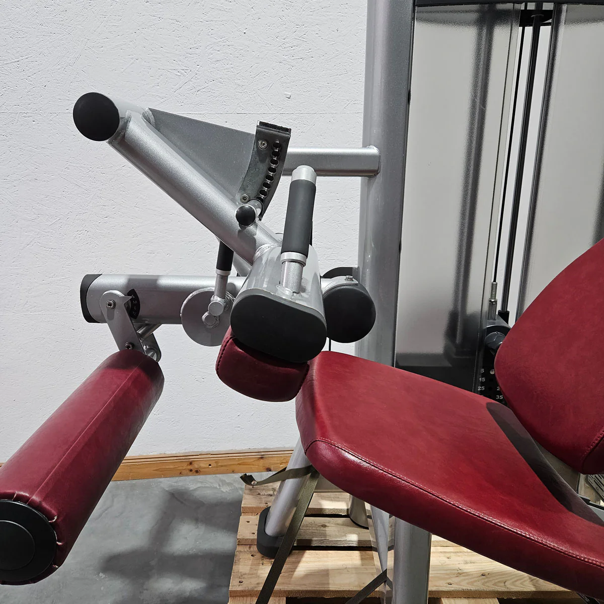 Life Fitness Beinbeuger sitzend, Leg Curl, Signature Serie, 135kg Gewichtsblock, Rahmenfarbe Silber, gebraucht - überholter Zustand - Image 12