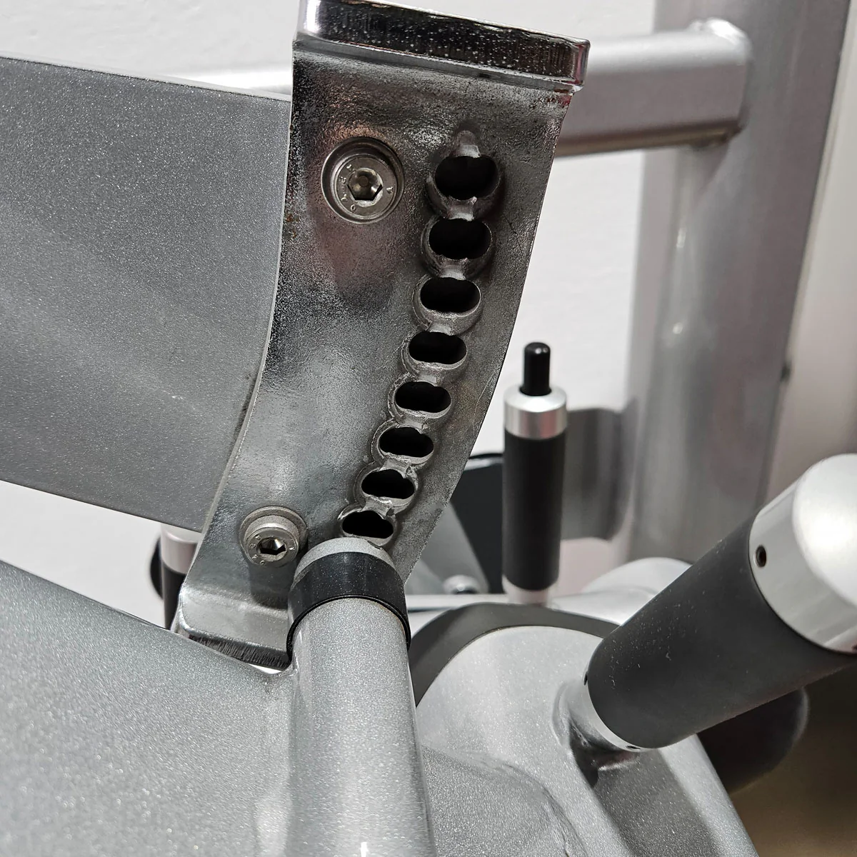 Life Fitness Beinbeuger sitzend, Leg Curl, Signature Serie, 135kg Gewichtsblock, Rahmenfarbe Silber, gebraucht - überholter Zustand - Image 14