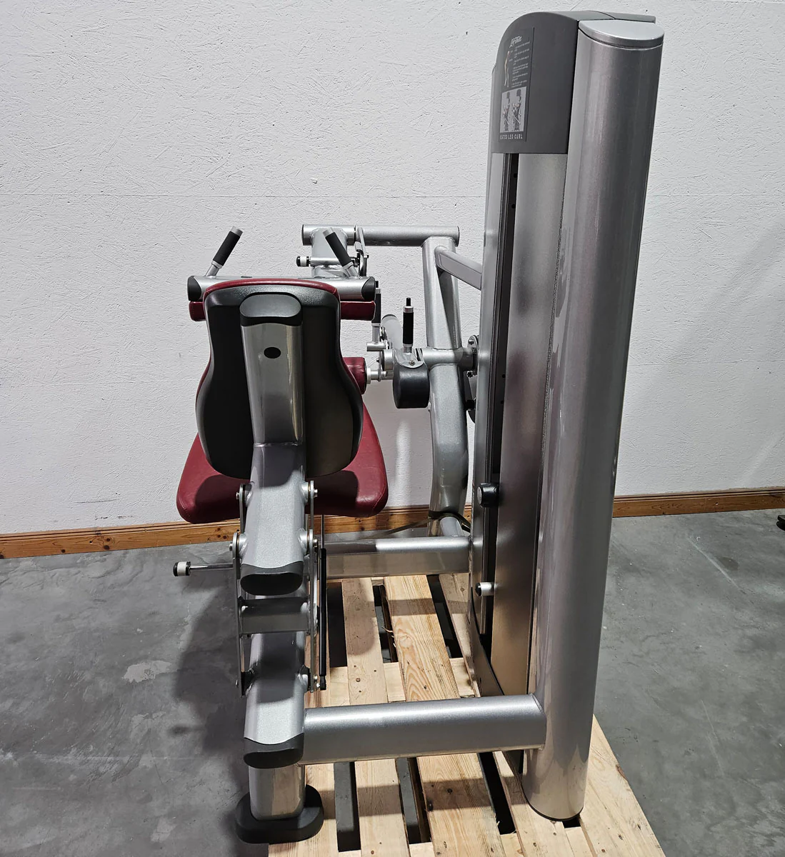 Life Fitness Beinbeuger sitzend, Leg Curl, Signature Serie, 135kg Gewichtsblock, Rahmenfarbe Silber, gebraucht - überholter Zustand - Image 4