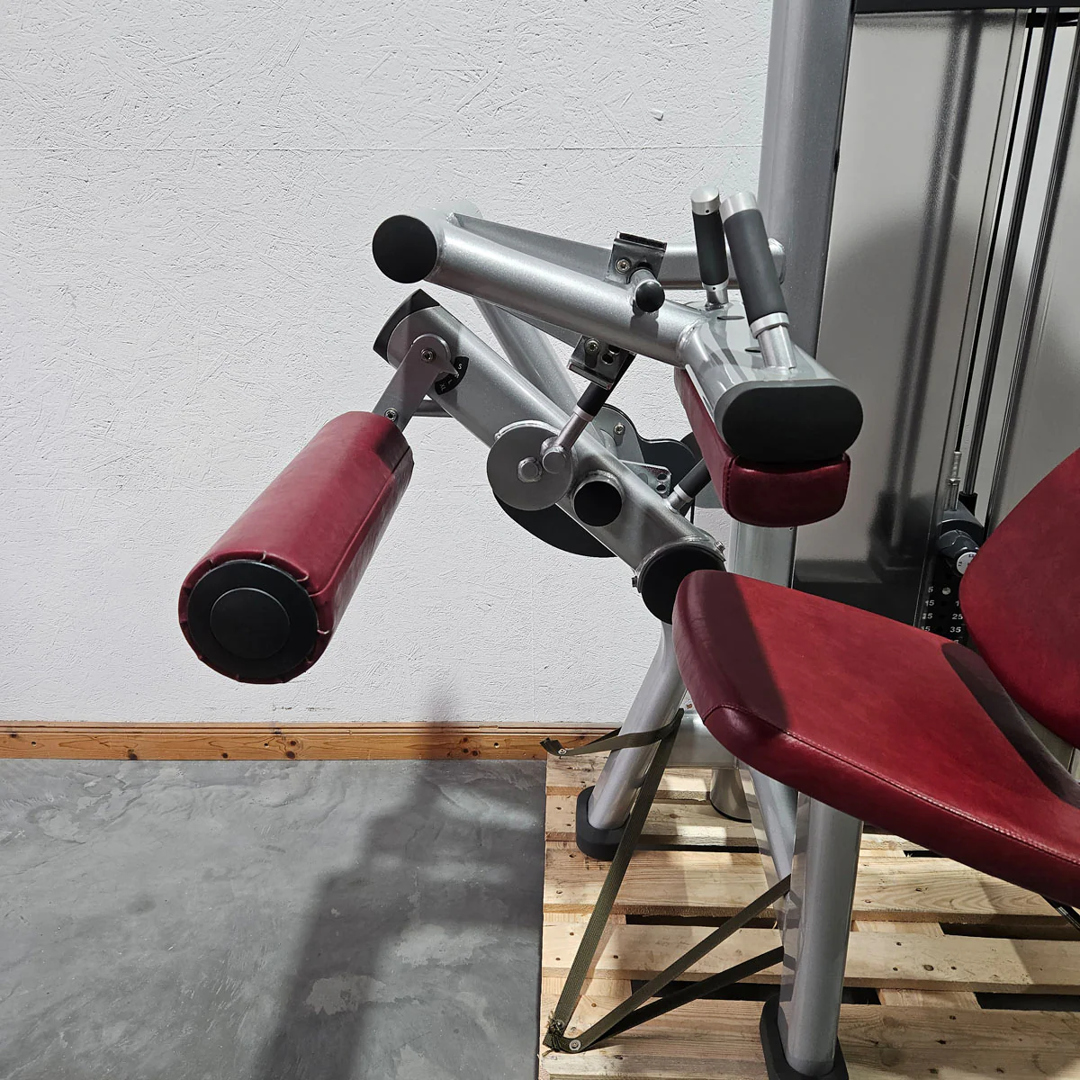 Life Fitness Beinbeuger sitzend, Leg Curl, Signature Serie, 135kg Gewichtsblock, Rahmenfarbe Silber, gebraucht - überholter Zustand - Image 5