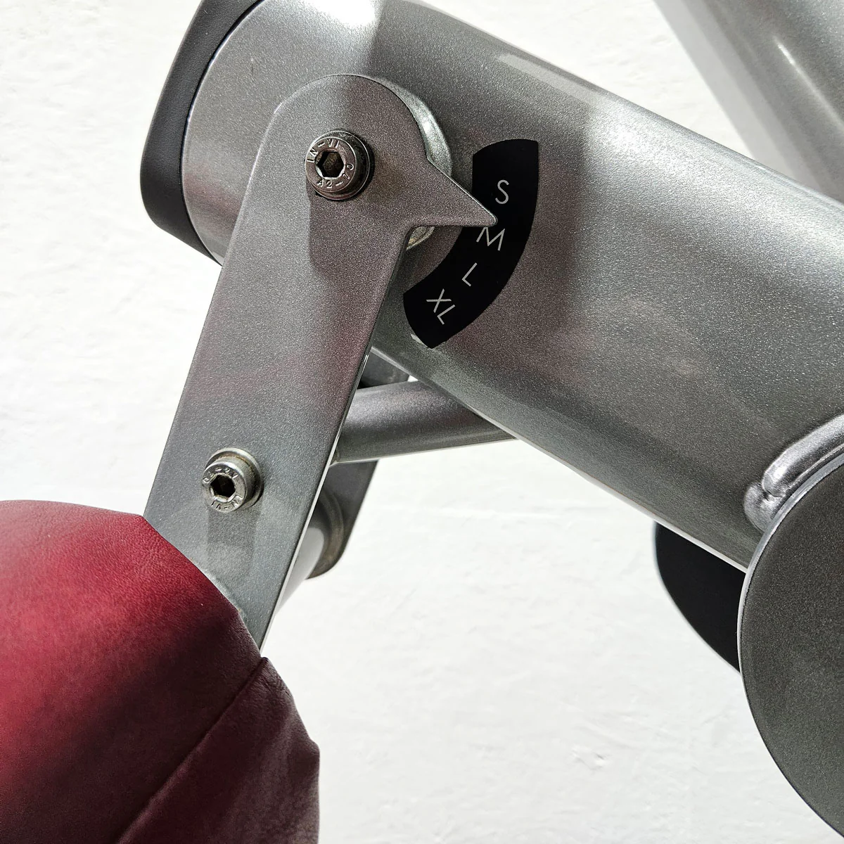 Life Fitness Beinbeuger sitzend, Leg Curl, Signature Serie, 135kg Gewichtsblock, Rahmenfarbe Silber, gebraucht - überholter Zustand - Image 7