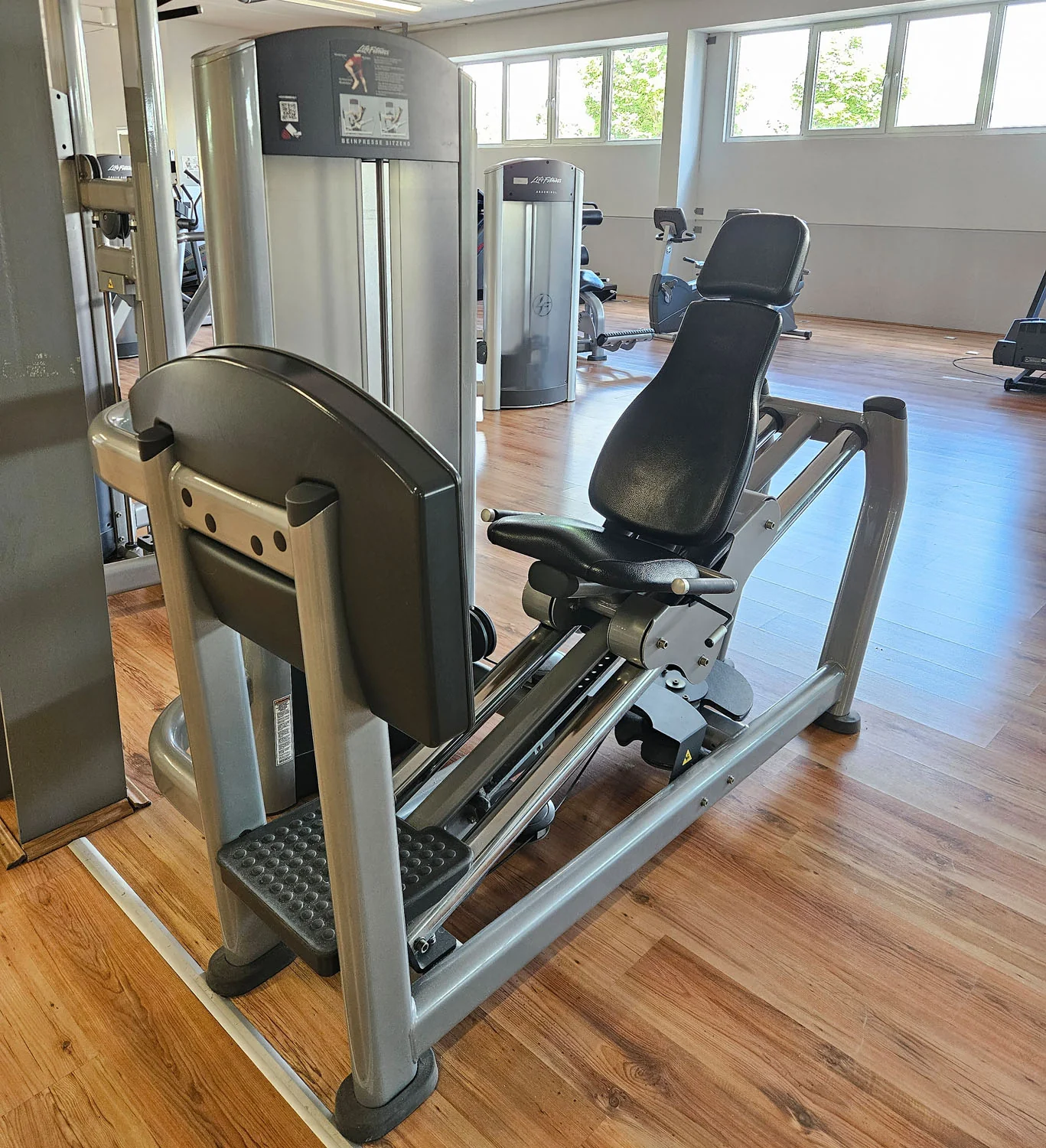 Life Fitness Beinpresse sitzend, Leg Press, Signature Serie, 195kg Gewichtsblock, Rahmenfarbe Silber, gebraucht - überholter Zustand - Image 2