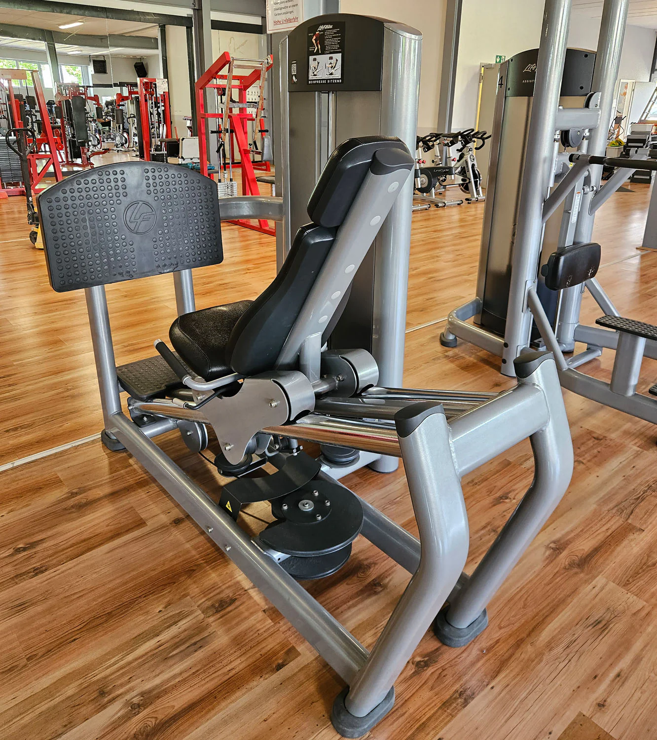 Life Fitness Beinpresse sitzend, Leg Press, Signature Serie, 195kg Gewichtsblock, Rahmenfarbe Silber, gebraucht - überholter Zustand - Image 6