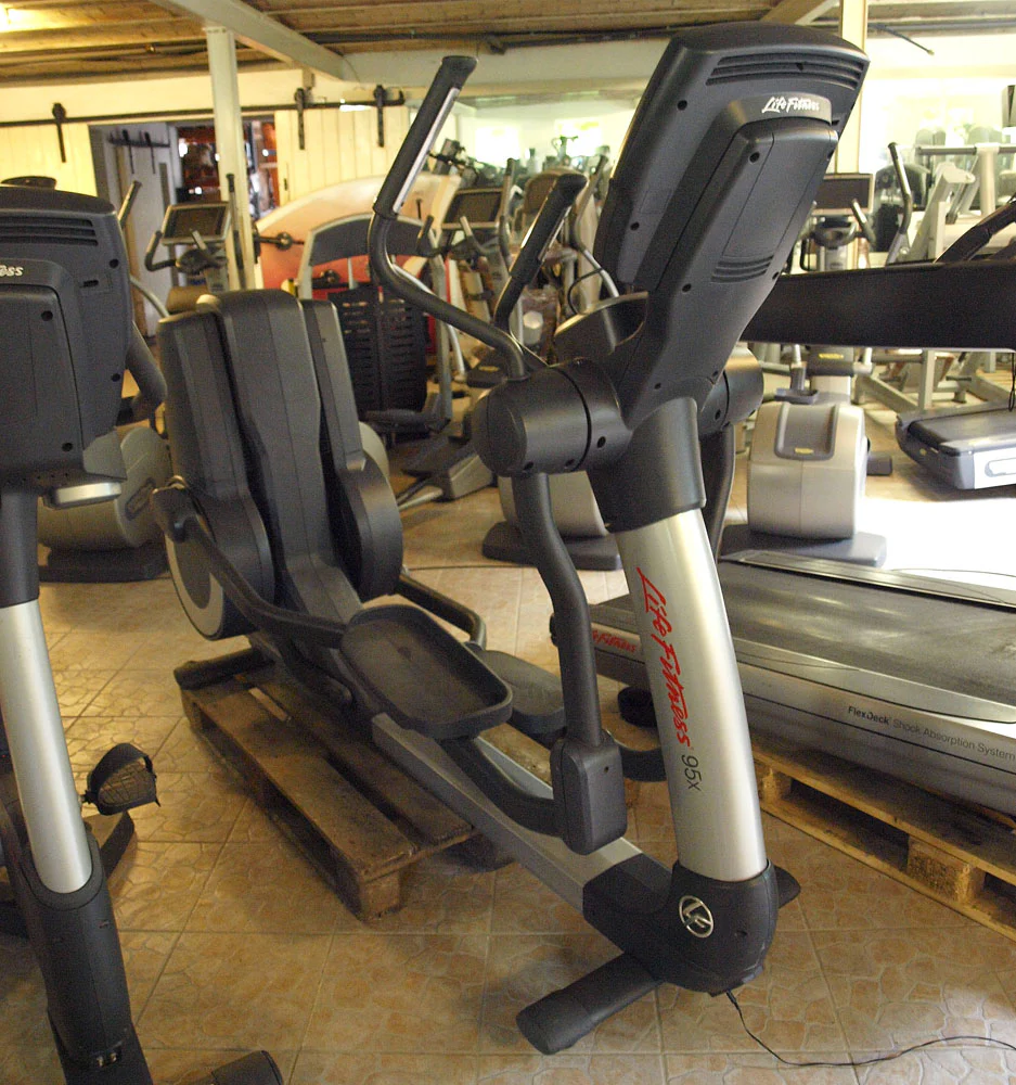 Life Fitness Crosstrainer 95X - Elevation Series 95x - Engage 15" Touchscreen Konsole, gebraucht - überholter Zustand - Image 3