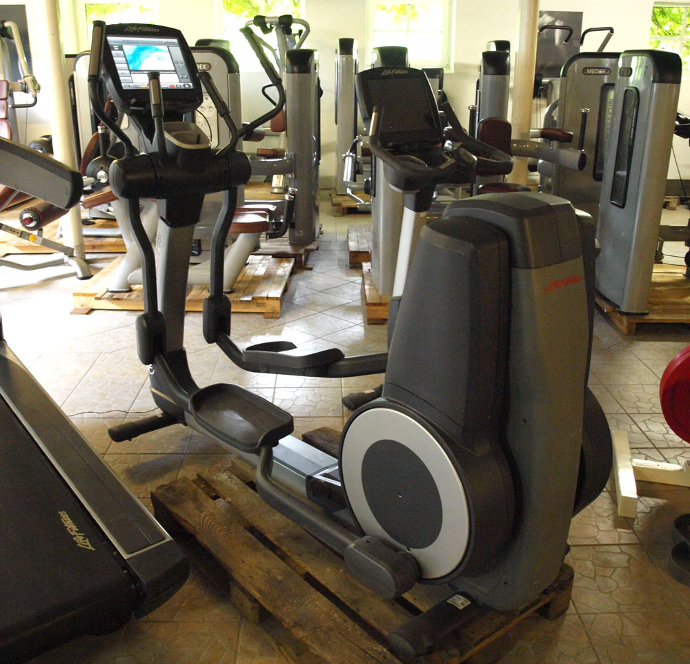 Life Fitness Elevation Series 95 Engage Cardiogerätepark, 10 Cardiogeräte im Set, Touchscreen Displays, gebraucht - überholter Zustand - Image 2