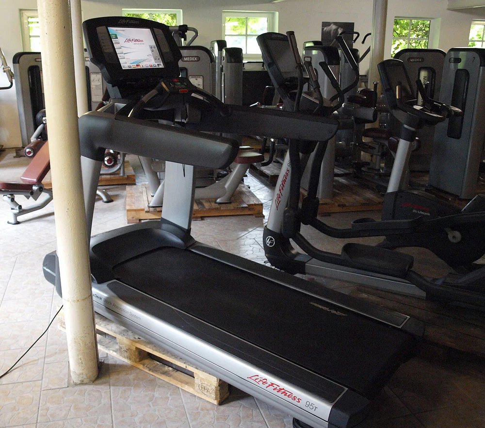 Life Fitness Elevation Series 95 Engage Cardiogerätepark, 10 Cardiogeräte im Set, Touchscreen Displays, gebraucht - überholter Zustand - Image 3