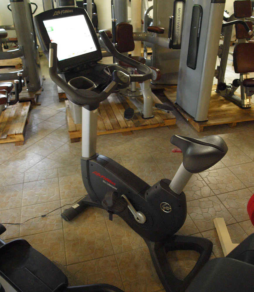 Life Fitness Elevation Series 95 Engage Cardiogerätepark, 10 Cardiogeräte im Set, Touchscreen Displays, gebraucht - überholter Zustand - Image 4