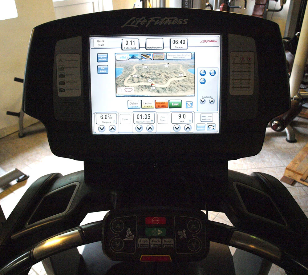 Life Fitness Elevation Series 95 Engage Cardiogerätepark, 10 Cardiogeräte im Set, Touchscreen Displays, gebraucht - überholter Zustand - Image 6