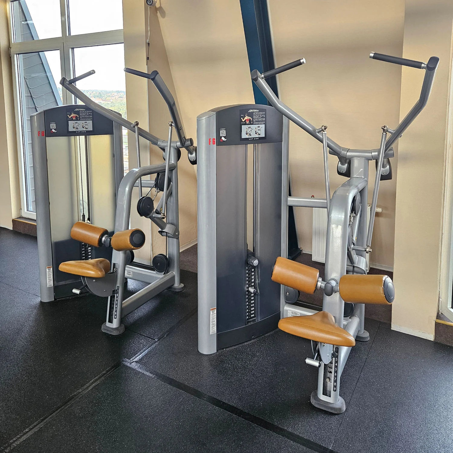 Life Fitness & Hammer Strength - 95 Fitnessgeräte - 105 Stationen, Kraftgeräte, Cardiogeräte, Plate loaded Geräte, Bänke etc - komplettes Fitnessstudio - gebraucht, überholter TOP Zustand - Image 13