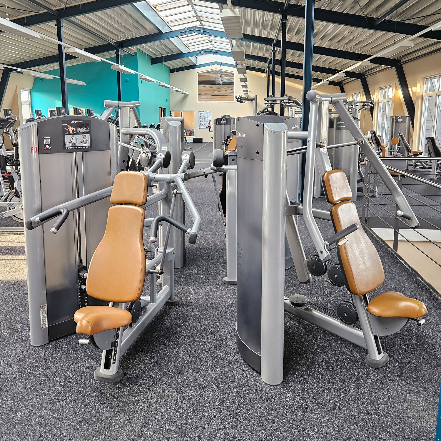 Life Fitness & Hammer Strength - 95 Fitnessgeräte - 105 Stationen, Kraftgeräte, Cardiogeräte, Plate loaded Geräte, Bänke etc - komplettes Fitnessstudio - gebraucht, überholter TOP Zustand - Image 30