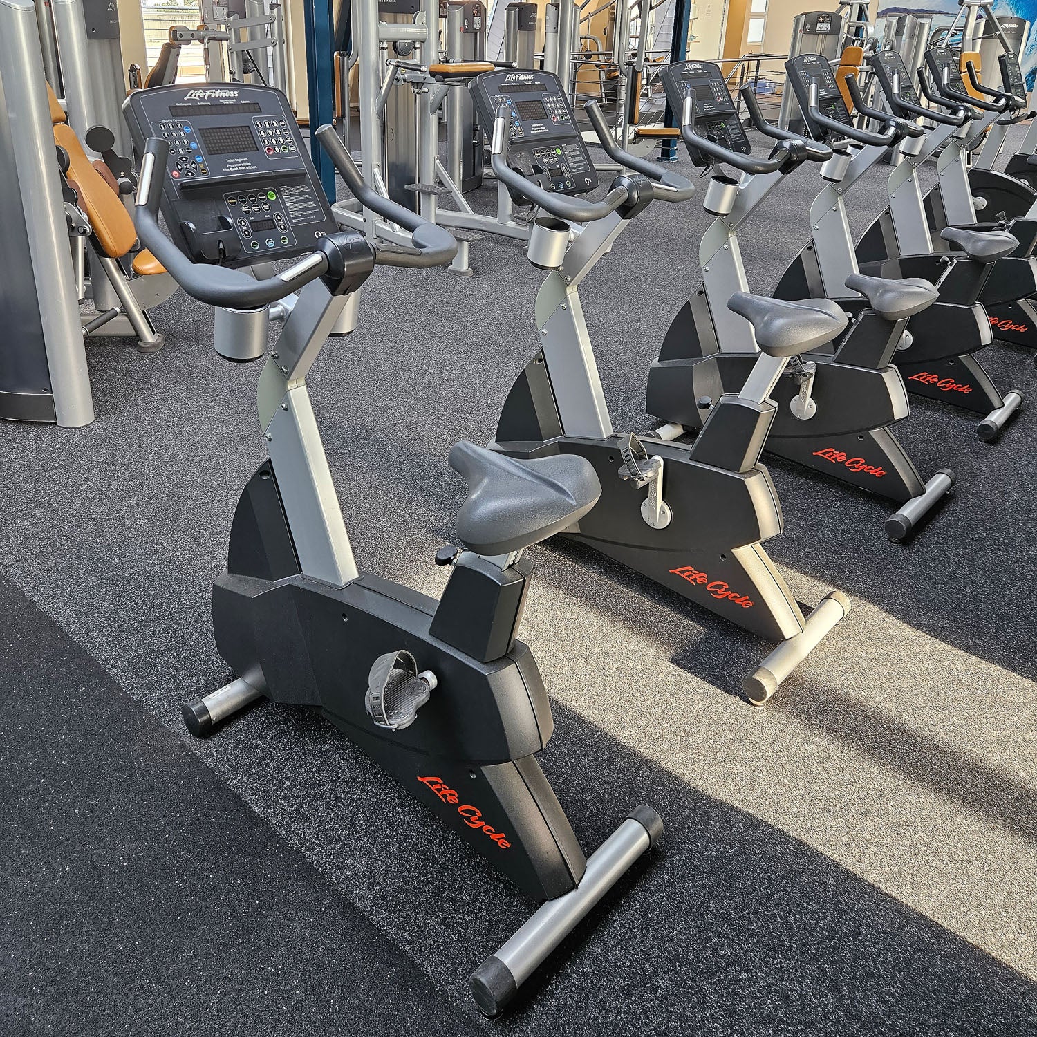 Life Fitness & Hammer Strength - 95 Fitnessgeräte - 105 Stationen, Kraftgeräte, Cardiogeräte, Plate loaded Geräte, Bänke etc - komplettes Fitnessstudio - gebraucht, überholter TOP Zustand - Image 66