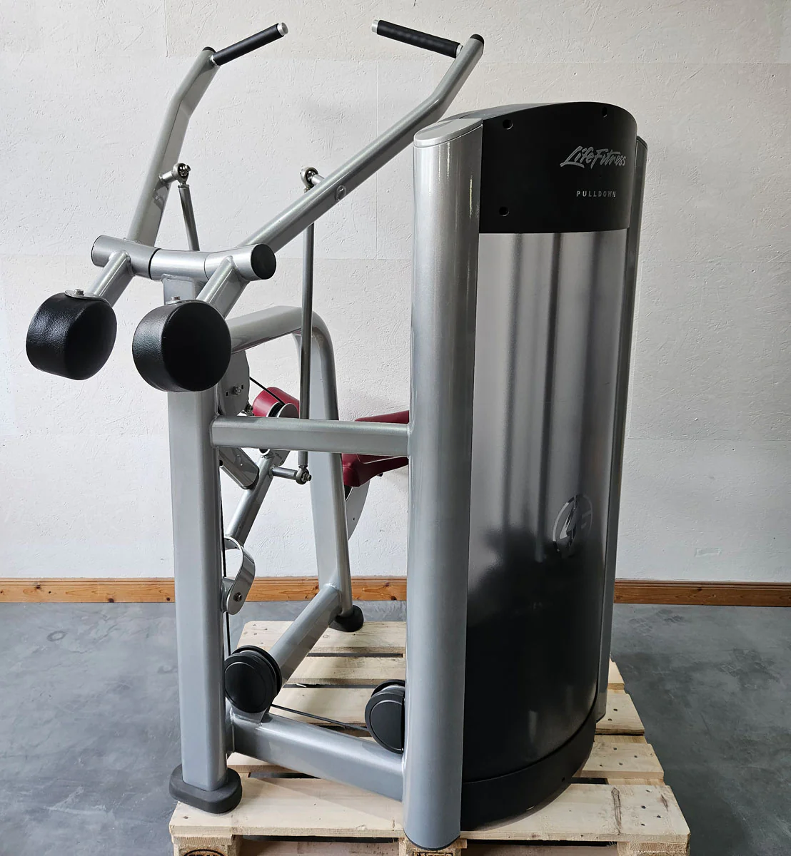 Life Fitness Latzug, Pulldown, 145kg Gewichtsblock, Signature Series, Rahmenfarbe Silber, Polsterfarbe Rot, gebraucht - überholter Zustand - Image 3