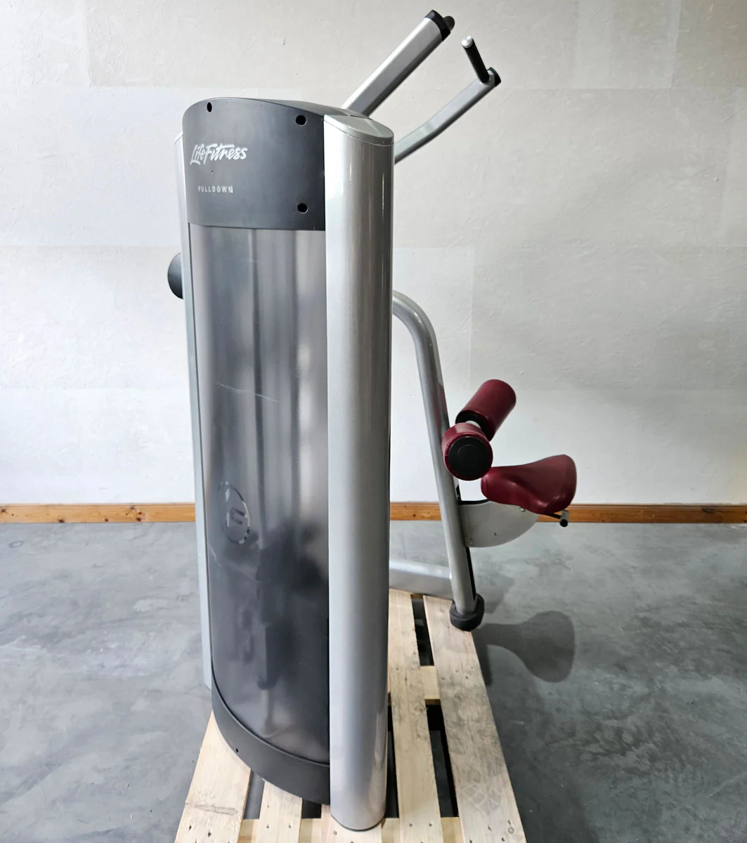 Life Fitness Latzug, Pulldown, 145kg Gewichtsblock, Signature Series, Rahmenfarbe Silber, Polsterfarbe Rot, gebraucht - überholter Zustand - Image 4