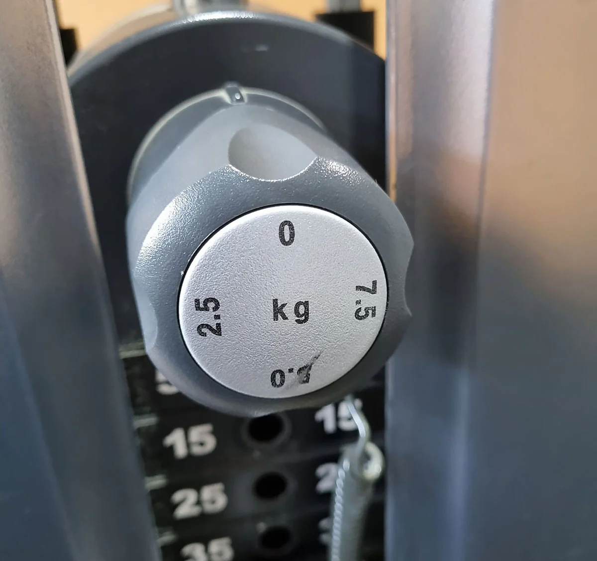 Life Fitness Latzug, Pulldown, 145kg Gewichtsblock, Signature Series, Rahmenfarbe Silber, Polsterfarbe Rot, gebraucht - überholter Zustand - Image 6