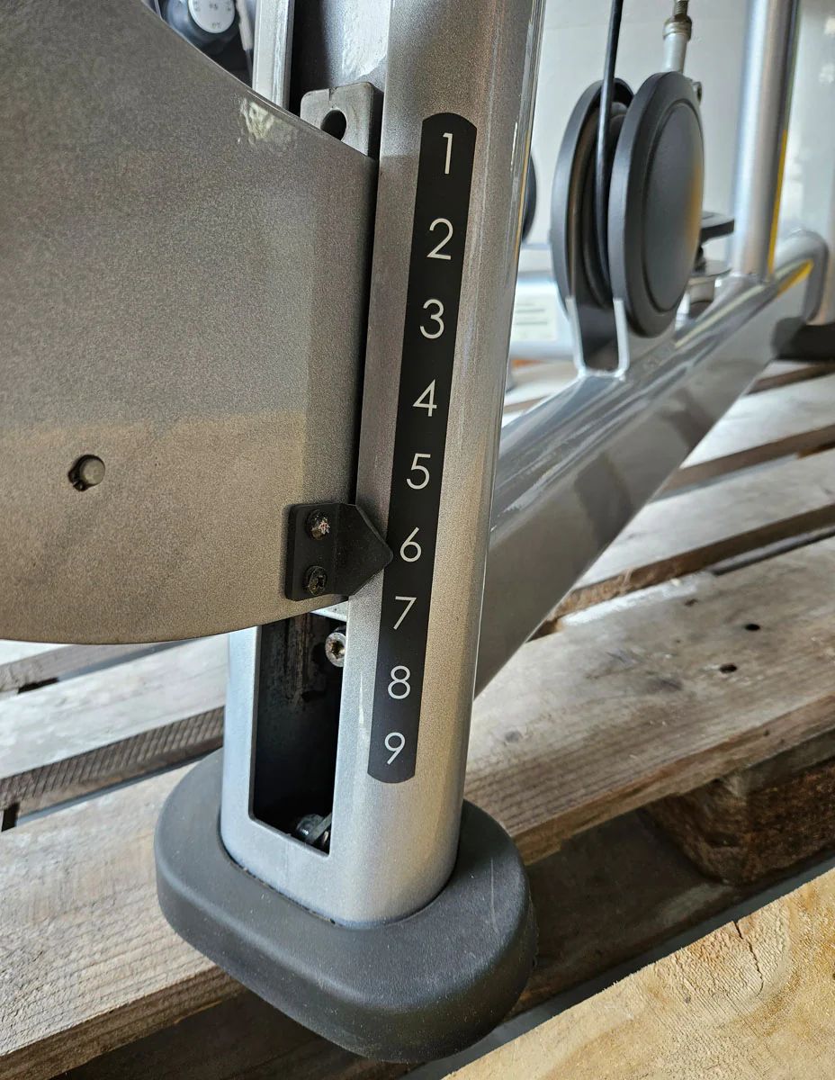 Life Fitness Latzug, Pulldown, 145kg Gewichtsblock, Signature Series, Rahmenfarbe Silber, Polsterfarbe Rot, gebraucht - überholter Zustand - Image 8